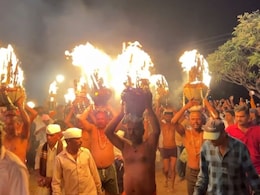 Tribal Traditions : मातीच्या पेटत्या घागरी डोक्यावर, अंगावर गरम तेल; आदिवासींची ही परंपरा नेमकी काय आहे?  Tribal Traditions : मातीच्या पेटत्या घागरी डोक्यावर, अंगावर गरम तेल; आदिवासींची ही परंपरा नेमकी काय आहे?