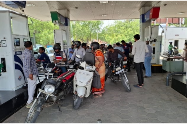 जोधपुर में लॉकडाउन जैसे आदेश जारी होने के बाद पेट्रोल पंप पर लगी वाहनों की कतार.