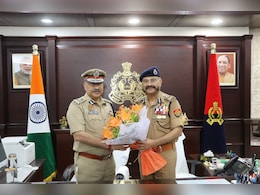 यूपी के नए DGP राजीव कृष्णा ने संभाली जिम्मेदारी, रिटायर हो रहे प्रशांत कुमार ने सौंपा चार्ज यूपी के नए DGP राजीव कृष्णा ने संभाली जिम्मेदारी, रिटायर हो रहे प्रशांत कुमार ने सौंपा चार्ज