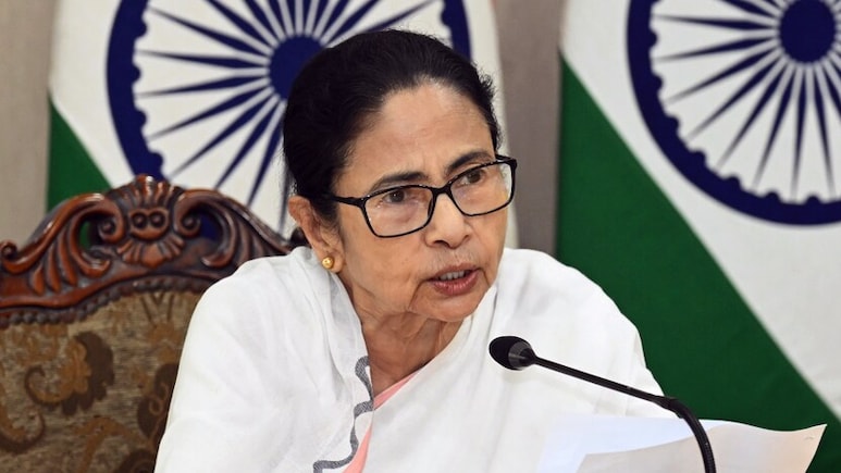 बंगाल के अधिकारियों को निलंबित करने पर भड़कीं ममता, चुनाव आयोग को ये क्या कह दिया?