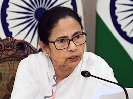 बंगाल के अधिकारियों को निलंबित करने पर भड़कीं ममता, चुनाव आयोग को ये क्या कह दिया? बंगाल के अधिकारियों को निलंबित करने पर भड़कीं ममता, चुनाव आयोग को ये क्या कह दिया?