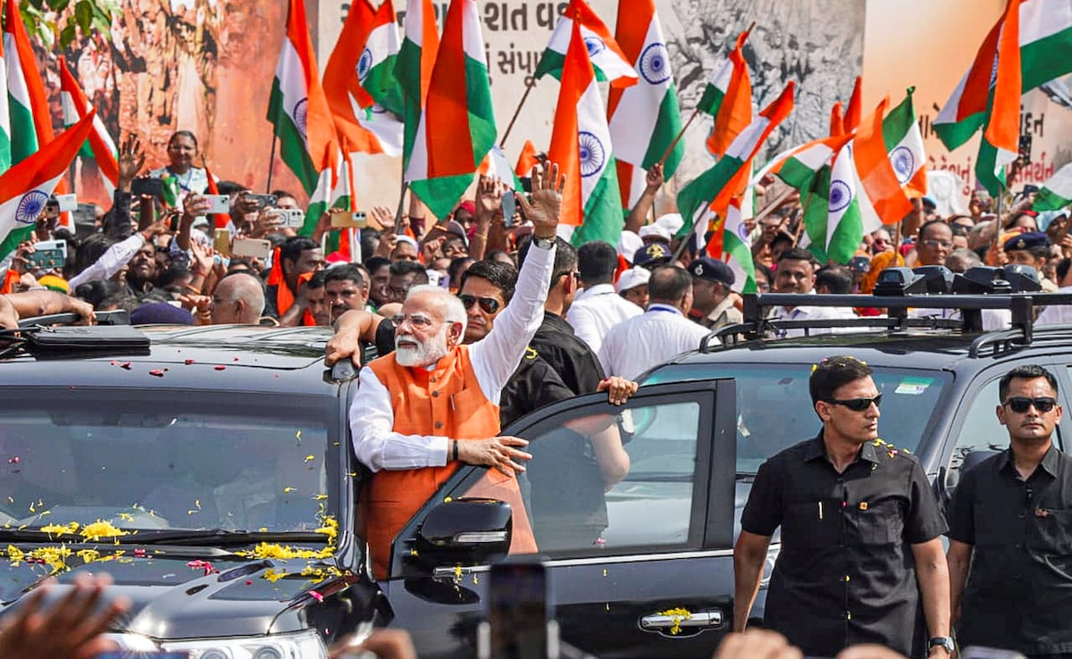 Crowds gathered along the route to congratulate PM Modi for the success of Operation Sindoor against Pakistan. 
