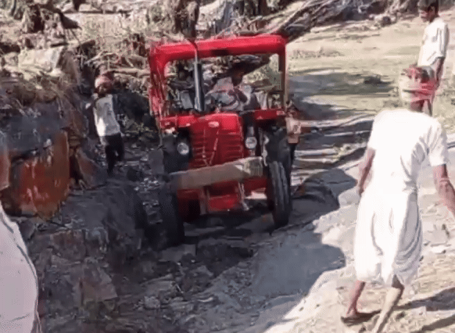 Rajasthan: राजस्थान के सबसे ऊंचे गांव में पहुंचा ट्रैक्टर, ग्रामीणों ने 4500 फीट की ऊंचाई पर कैसे पहुंचाया?