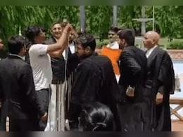 हाईकोर्ट परिसर में आंबेडकर प्रतिमा लगाने का विवाद गहराया, पुलिस कर्मियों से धक्का-मुक्की हाईकोर्ट परिसर में आंबेडकर प्रतिमा लगाने का विवाद गहराया, पुलिस कर्मियों से धक्का-मुक्की