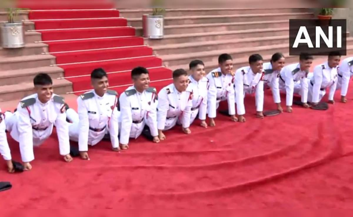 Division Cadet Captain Shriti Daksh secured the highest rank in the Bachelor of Arts stream. 