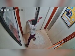लिफ्ट में खौफ के वो 30 मिनट! रोता-बिलखता रहा बच्चा, हर मां-बाप को दर्द दे रहा ये वीडियो लिफ्ट में खौफ के वो 30 मिनट! रोता-बिलखता रहा बच्चा, हर मां-बाप को दर्द दे रहा ये वीडियो