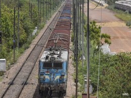Doctor's Handbag Robbed On Train, Husband Loses Arm Trying To Save Her Doctor's Handbag Robbed On Train, Husband Loses Arm Trying To Save Her