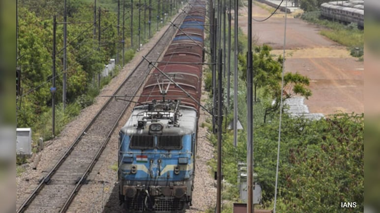 ट्रेनों में सिर्फ हलाल मीट ही क्यों? NHRC ने रेलवे को नोटिस भेज मांगा जवाब