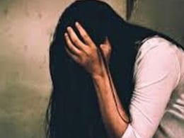चलती बस में युवती के साथ रेप, Video वायरल की धमकी देकर रिश्तेदार ने ही किया घिनौना काम  चलती बस में युवती के साथ रेप, Video वायरल की धमकी देकर रिश्तेदार ने ही किया घिनौना काम