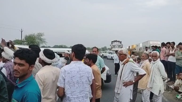 Sagar Crime: संदिग्ध हालत में युवक की मौत, NH-44 पर चक्काजाम... परिजनों ने पुलिस पर लगाया आरोप Sagar Crime: संदिग्ध हालत में युवक की मौत, NH-44 पर चक्काजाम... परिजनों ने पुलिस पर लगाया आरोप