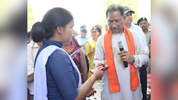 MP-छत्तीसगढ़ के बॉर्डर पर उतरा CM साय का हेलीकॉप्टर, बैगा समुदाय की टॉपर बिटिया से मुलाकात कर बढ़ाया हौसला