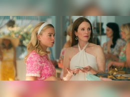 <i>Sirens</i> Review: Julianne Moore's Show Is Messy, Addictive And Never Boring <i>Sirens</i> Review: Julianne Moore's Show Is Messy, Addictive And Never Boring