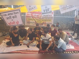 JPSC Mains Result: रांची में 'रिजल्ट जारी करो या फांसी दो' के नारे के साथ छात्रों ने जेपीएससी कार्यालय घेरा JPSC Mains Result: रांची में 'रिजल्ट जारी करो या फांसी दो' के नारे के साथ छात्रों ने जेपीएससी कार्यालय घेरा