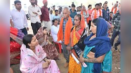 ग्रामीणों की समस्या सुनने पत्थरों पर बैठ गईं मंत्री, शिकायत पर अफसर-कर्मियों की जमकर लगाई क्लास &nbsp;