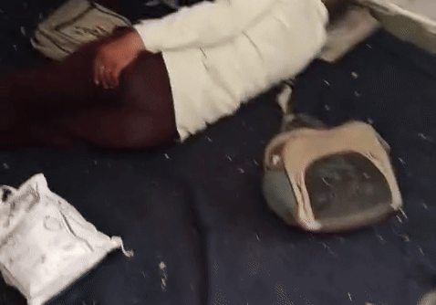 Video: स्कूल बैग को तकिया बनाकर क्लासरूम में सो रहे थे हेडमास्टर साहब, वीडियो वायरल होने के बाद जांच के आदेश&nbsp;