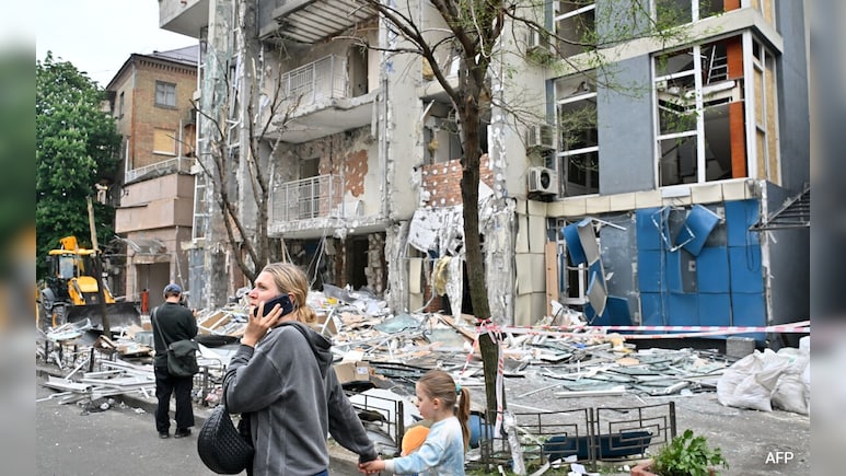 रूस ने यूक्रेन के एक और गांव पर किया कब्जा करने का दावा, दूसरी तरफ युद्ध रोकने पर चर्चा