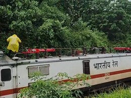 केरल के त्रिशूर में चलती ट्रेन पर गिरे पेड़, बड़ा हादसा होने से टला केरल के त्रिशूर में चलती ट्रेन पर गिरे पेड़, बड़ा हादसा होने से टला