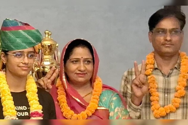 अपने माता-पिता के साथ खुशी शेखावत अपने माता-पिता के साथ खुशी शेखावत