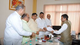 Rajasthan Politics: बुरे फंसे बीजेपी व&zwj;िधायक, सदस्&zwj;यता पर लटकी तलवार; व&zwj;िधानसभा सचिव से म&zwj;िला कांग्रेस प्रतिनिधि मंडल