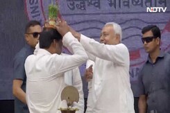 Video: Nitish Kumar Was Offered A Flower Pot, He Put It On Officer's Head Video: Nitish Kumar Was Offered A Flower Pot, He Put It On Officer's Head