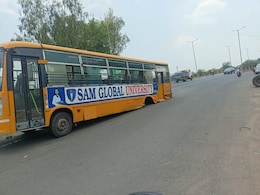 जब चलती बस के बीच सड़क पर निकल गए पहिए, यूनिवर्सिटी के स्टूडेंट्स के बीच मचा हाहाकार