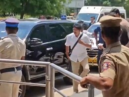 एक्टर से नेता बने इस हीरो की सिक्योरिटी फैन पर तानी पिस्तौल, कैमरे में कैद हुई पूरी घटना एक्टर से नेता बने इस हीरो की सिक्योरिटी फैन पर तानी पिस्तौल, कैमरे में कैद हुई पूरी घटना