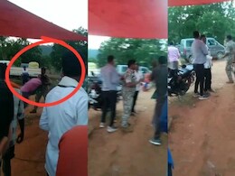 खुलेआम गुंडागर्दी, खाकी की धौंस का Video वायरल; आदिवासी ग्रामीण की लात घुसों से की पिटाई खुलेआम गुंडागर्दी, खाकी की धौंस का Video वायरल; आदिवासी ग्रामीण की लात घुसों से की पिटाई