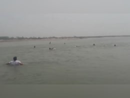 Rajasthan: भरतपुर से अस्थि विसर्जन करने गए 6 लोग गंगा में बहे, 4 को बचाया गया, 2 किशोर अब भी लापता  Rajasthan: भरतपुर से अस्थि विसर्जन करने गए 6 लोग गंगा में बहे, 4 को बचाया गया, 2 किशोर अब भी लापता