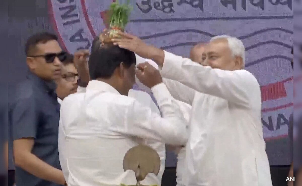 Патна Bihar Chief Minister Nitish Kumar s unique style once again