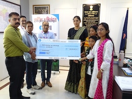 शहीद नरेश ध्रुव के परिवार को मिला एक करोड़ रुपये का चेक, बीजापुर में हुए नक्सल ऑपरेशन में थी बड़ी भूमिका