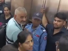 दिल्ली के स्कूल में बाउंसर क्यों? कानून बनने के बाद भी नहीं मान रहे स्कूल वाले, काटा 32 बच्चों का नाम दिल्ली के स्कूल में बाउंसर क्यों? कानून बनने के बाद भी नहीं मान रहे स्कूल वाले, काटा 32 बच्चों का नाम
