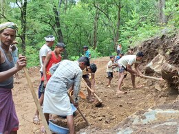 जज्बे को सलाम: प्रशासन ने नहीं सुनी, तो गांव वालों ने चंदा कर खुद ही बनानी शुरू कर दी 5 KM लंबी सड़क