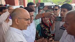 Rajasthan: राजस्&zwj;थान में युवक ने मांगा पानी तो मंत्री ने छीन ल&zwj;िया मोबाइल, धक्&zwj;के मारकर निकाला&nbsp;