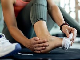 पैरों में सूजन से परेशान हैं और साइटिका के दर्द ने कर दिया है बुरा हाल? रात को सोने से पहले बस 5 मिनट कर लें ये काम, दूर हो जाएगी तकलीफ पैरों में सूजन से परेशान हैं और साइटिका के दर्द ने कर दिया है बुरा हाल? रात को सोने से पहले बस 5 मिनट कर लें ये काम, दूर हो जाएगी तकलीफ