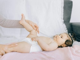 गर्मी में छोटे बच्चे की मालिश किस तेल से करें, क्या है मालिश करने का सही समय? बच्चों के डॉक्टर से जान लें गर्मी में छोटे बच्चे की मालिश किस तेल से करें, क्या है मालिश करने का सही समय? बच्चों के डॉक्टर से जान लें
