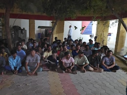 Rajasthan: अलर्ट मोड पर बाड़मेर पुलिस, बंगाल के 69 लोगों को थाने बुलाकर दस्तावेज जांचे Rajasthan: अलर्ट मोड पर बाड़मेर पुलिस, बंगाल के 69 लोगों को थाने बुलाकर दस्तावेज जांचे