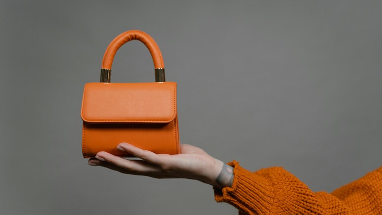 Crossbody से लेकर Tote और Sling Bags तक, Heavy Discount में खरीदें ये शानदार और Trendy Bags Crossbody से लेकर Tote और Sling Bags तक, Heavy Discount में खरीदें ये शानदार और Trendy Bags