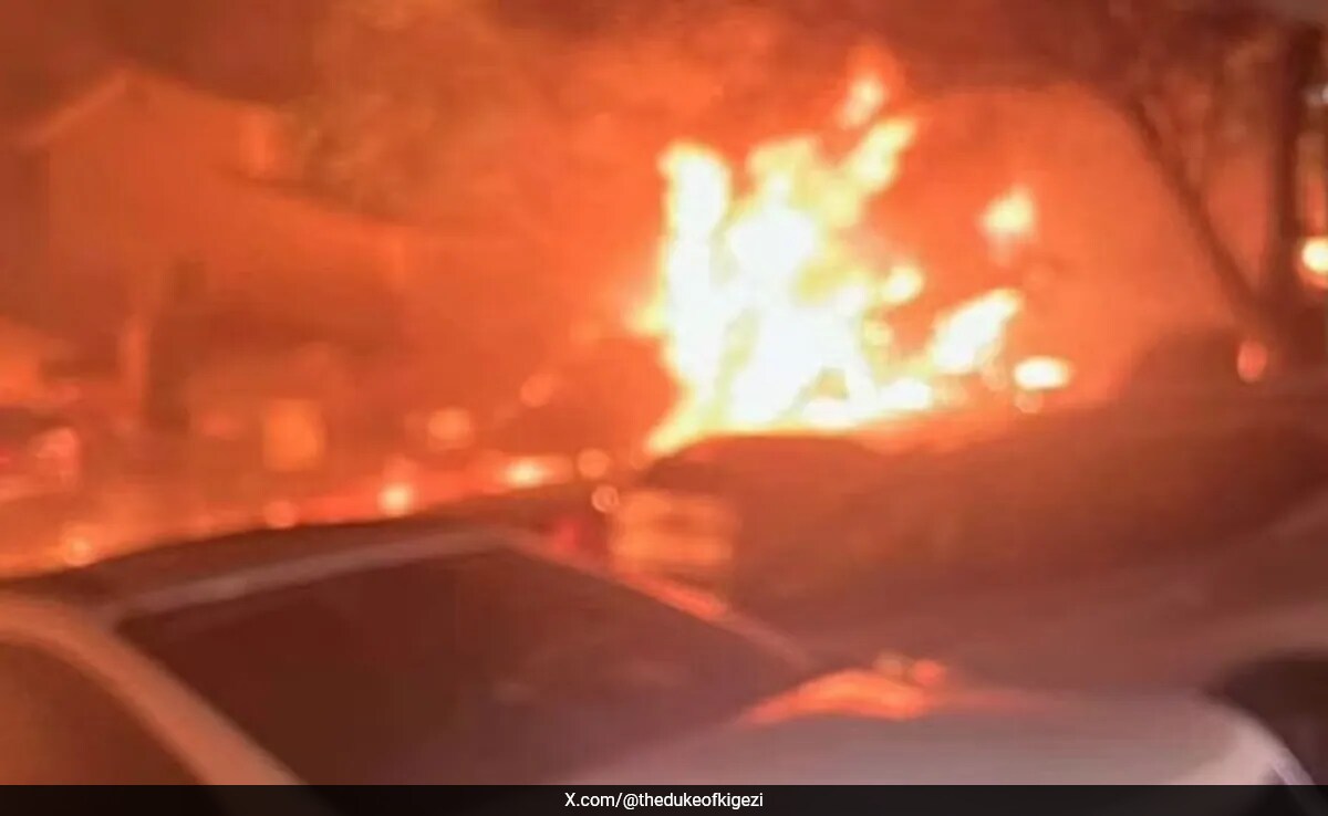 Малък самолет се блъсна в жилищна зона на Южна Калифорния