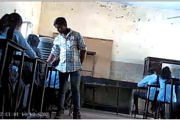 सवालों के जवाब देने में एक स्टूडेंट की मदद करते हुए कैमरामेन की तस्वीर. सवालों के जवाब देने में एक स्टूडेंट की मदद करते हुए कैमरामेन की तस्वीर.