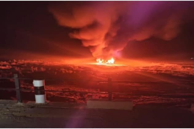 जलती हुई पुलिस की प्राइवेट कार. जलती हुई पुलिस की प्राइवेट कार.