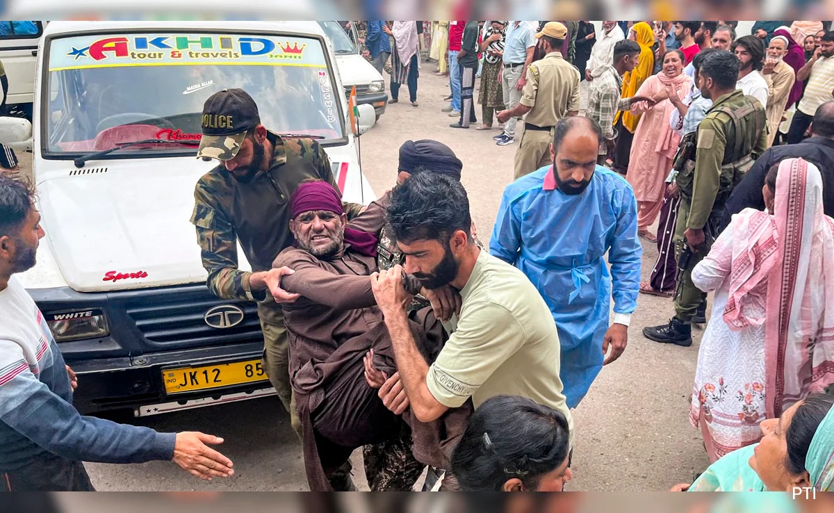 Mendhar Автобус се измъкна от пътя и се потопи в