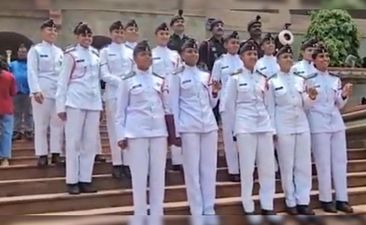 Ню Делхи The first batch of 17 female cadets graduated