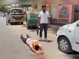 तपती धूप में दंडवत करके नगर निगम पहुंचा किसान, अधिकारी को बताई अपनी समस्या तपती धूप में दंडवत करके नगर निगम पहुंचा किसान, अधिकारी को बताई अपनी समस्या