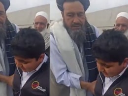 इसे घर पर न आजमाएं... पाकिस्तानी डॉक्टर ने अजीबोगरीब अंदाज़ में किया बच्चे के कान का इलाज, कहा- मिली हैं खास शक्तियां इसे घर पर न आजमाएं... पाकिस्तानी डॉक्टर ने अजीबोगरीब अंदाज़ में किया बच्चे के कान का इलाज, कहा- मिली हैं खास शक्तियां