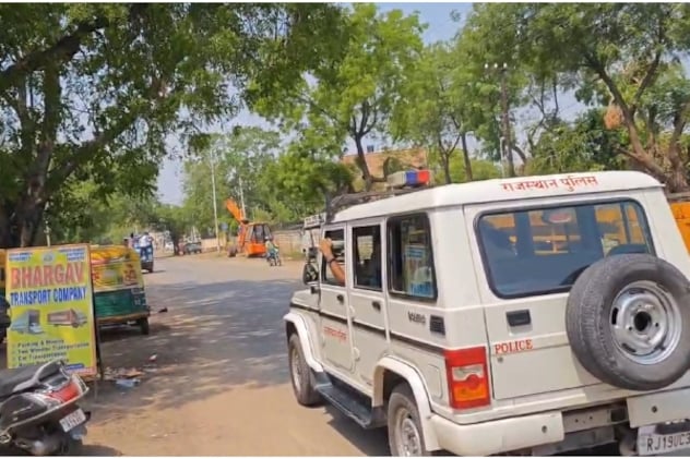 जोधपुर में हर गली-चौराहे पर गश्त कर रहे पुलिसकर्मी.