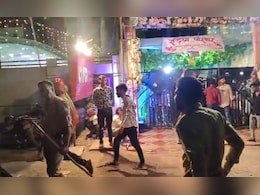 आरोपी को देखा तो सिर में मारी शराब की बोतल, नाराज लोगों ने बारातियों पर किया पथराव आरोपी को देखा तो सिर में मारी शराब की बोतल, नाराज लोगों ने बारातियों पर किया पथराव