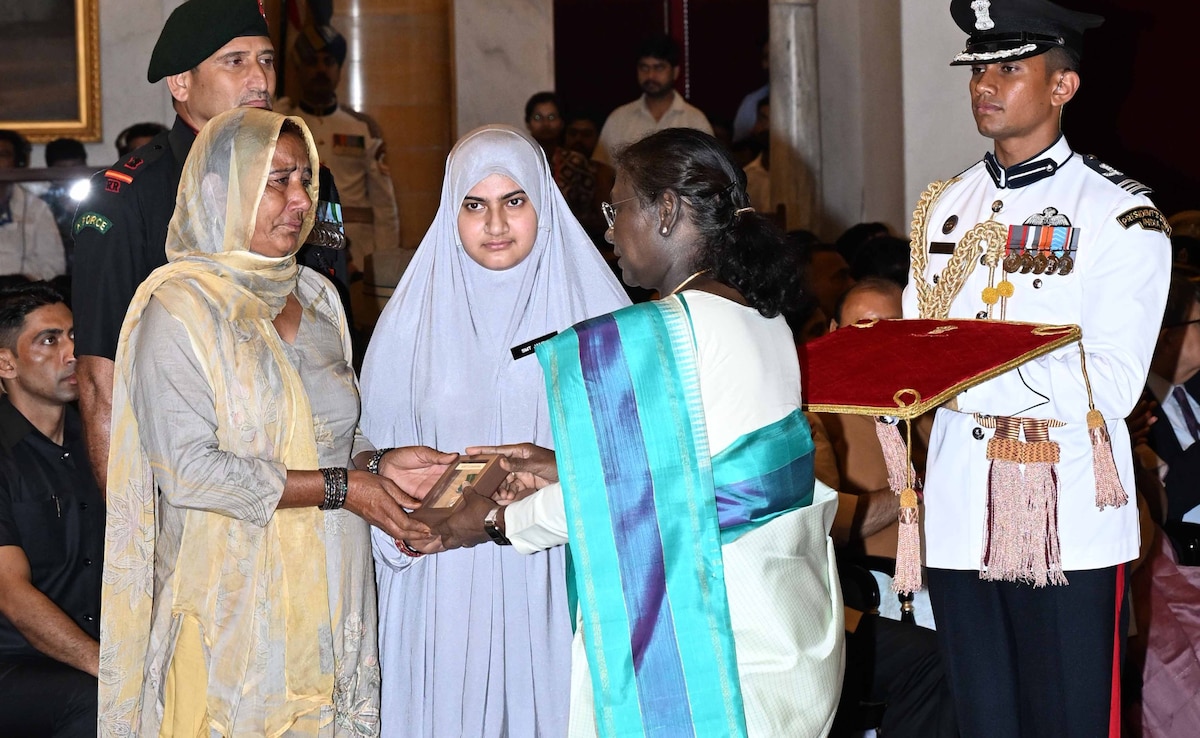 President Droupadi Murmu conferred Kirti Chakra upon Naik Dilwar Khan of the Regiment of Artillery, 28 Rashtriya Rifles (Posthumous). President Droupadi Murmu conferred Kirti Chakra upon Naik Dilwar Khan of the Regiment of Artillery, 28 Rashtriya Rifles (Posthumous).