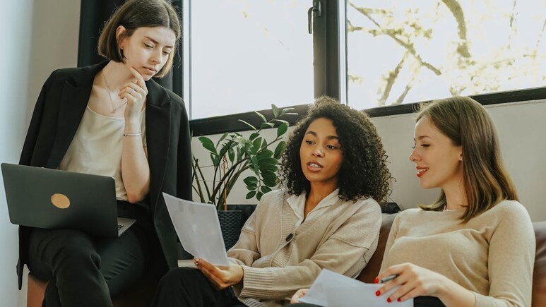 गर्मियों में इन Trendy Outfits के साथ अपने Office Look को बनाएं Fashionable और Professional, वो भी Buget में! गर्मियों में इन Trendy Outfits के साथ अपने Office Look को बनाएं Fashionable और Professional, वो भी Buget में!
