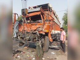 यूपी: ट्रक और डीसीएम की भीषण टक्कर, तीन की मौत, 31 घायल  यूपी: ट्रक और डीसीएम की भीषण टक्कर, तीन की मौत, 31 घायल