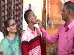 10वीं बोर्ड की परीक्षा में बेटा हो गया सारे सब्जेक्ट्स में फेल, फिर भी माता-पिता ने केक काट मनाया जश्न, जानें क्यों? 10वीं बोर्ड की परीक्षा में बेटा हो गया सारे सब्जेक्ट्स में फेल, फिर भी माता-पिता ने केक काट मनाया जश्न, जानें क्यों?